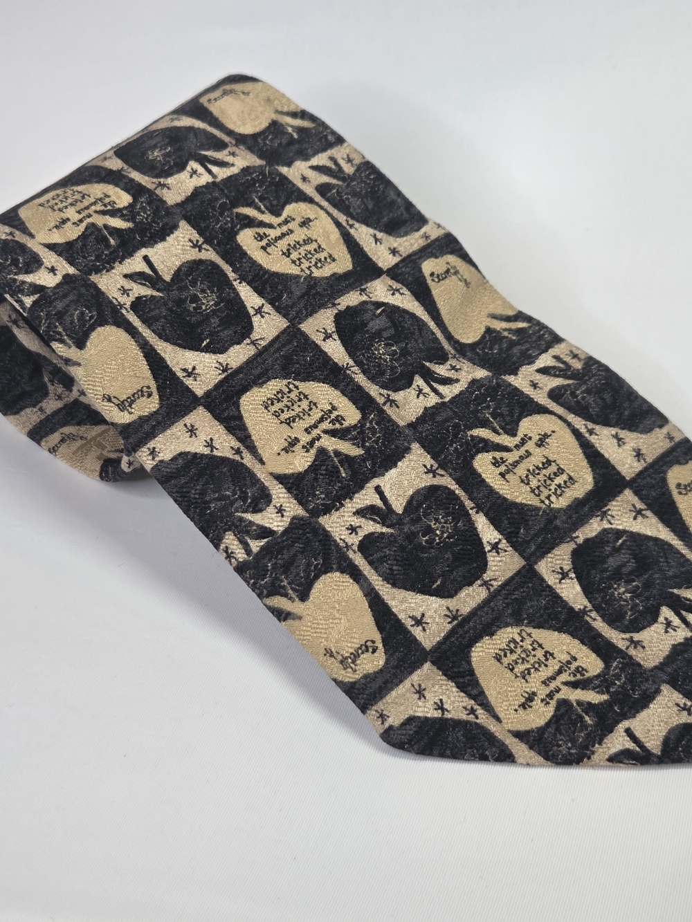 Ermenegildo Zegna Mens Halloween Theme Beige/Black Apple Motif Silk Tie 3.85x59